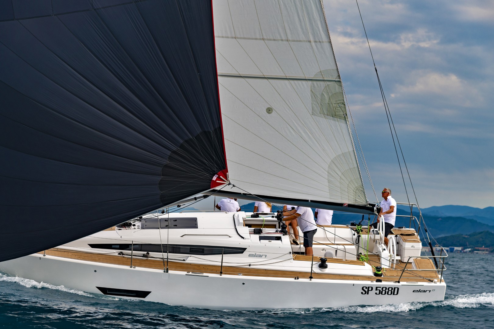 elan-yachts-e5-performance-cruiser-sailing-downwind-side-view