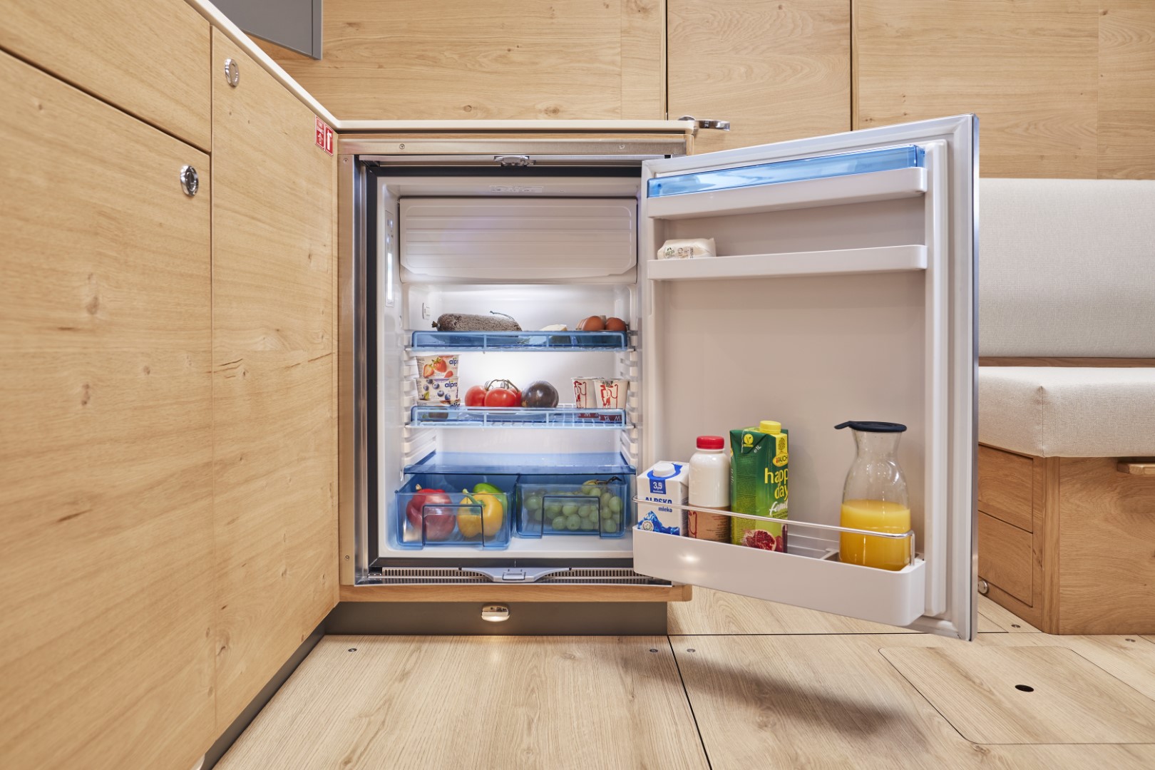 Elan Impression 43 - open refrigerator