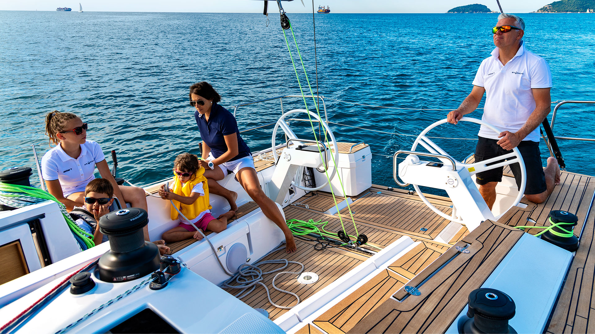 elan-yachts-e5-performance-cruiser-family-sailing-cockpit-view