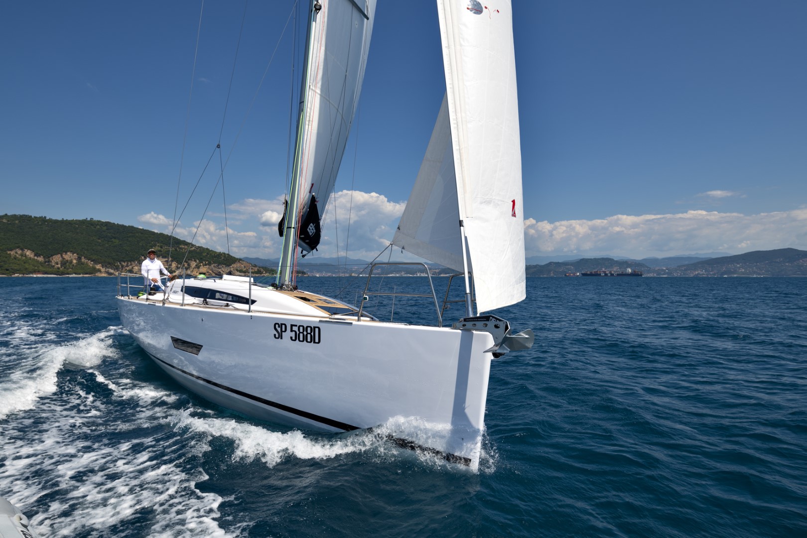 elan-yachts-e5-performance-cruiser-sailing-front-view