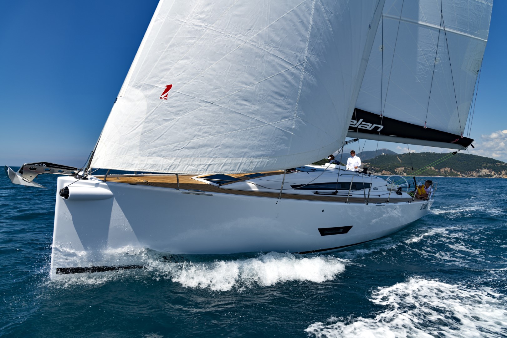 elan-yachts-e5-performance-cruiser-family-sailing-front-view