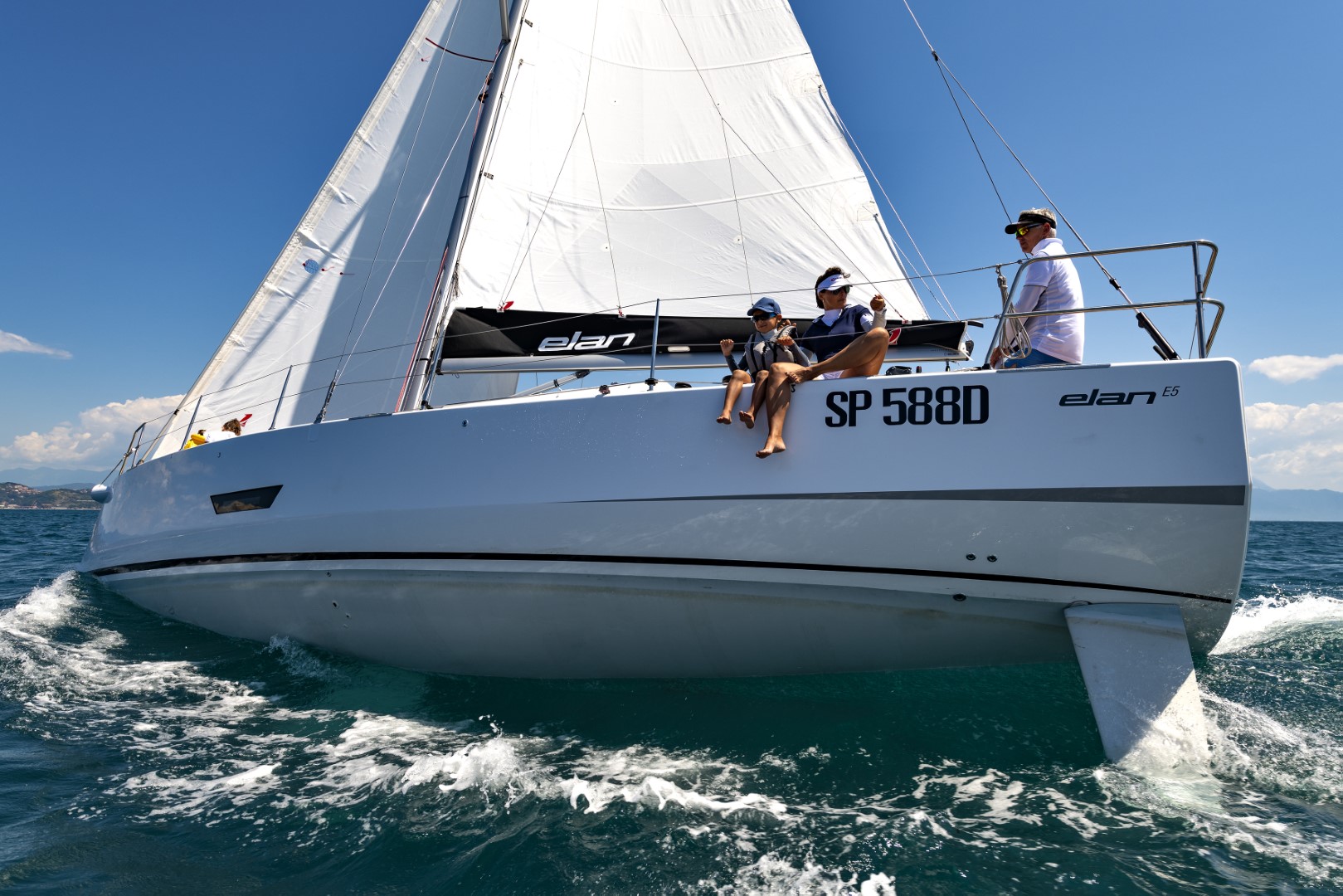 elan-yachts-e5-performance-cruiser-family-sailing-side-view