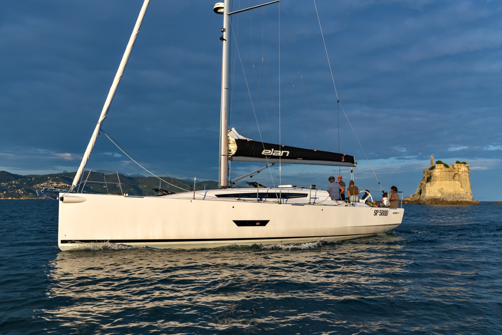 elan-yachts-e5-performance-cruiser-motoring