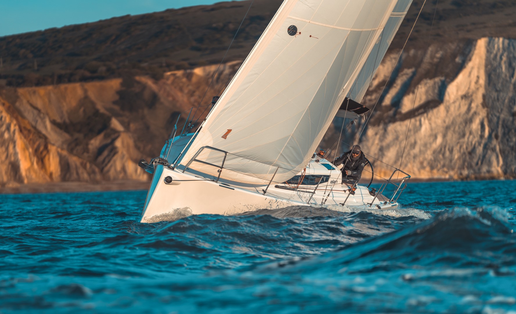 Elan_E4_performance_cruiser